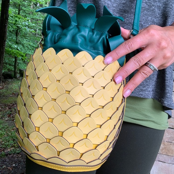 Authentic KATE SPADE leather Pineapple drawstring crossbody - Picture 2 of 14